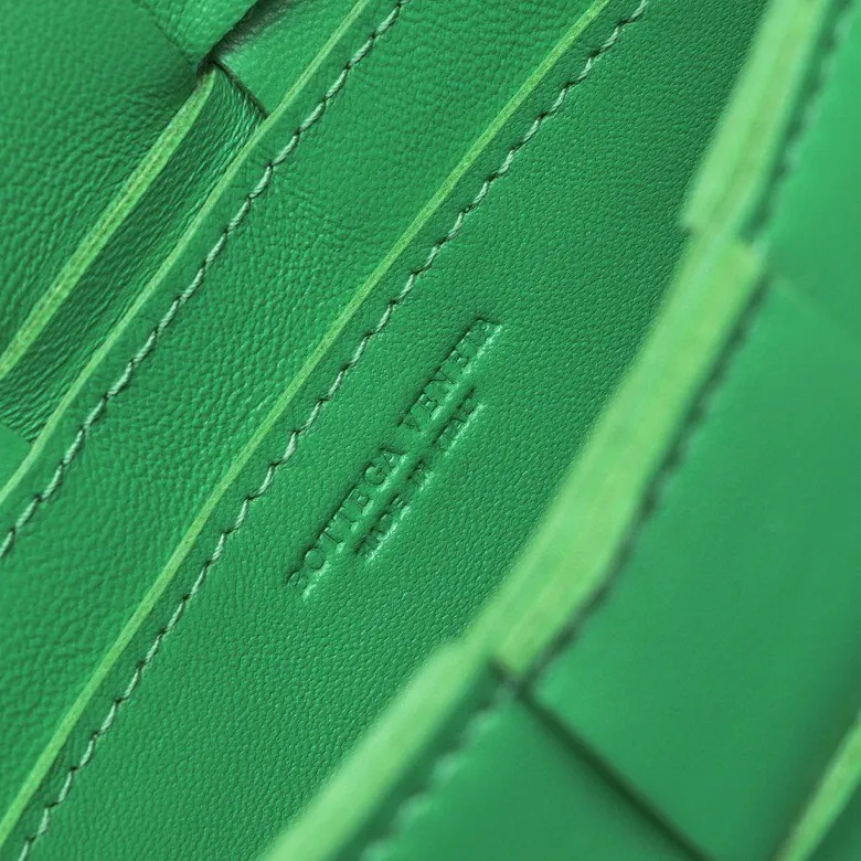 Batch 1320, ready to ship, first release on the whole network ♨️♨️ (mini size) BV sheepskin + 15 grid cassette + limited edition 🉑️🉑️🉑️ Classic style, high-end simplicity, this upper body is super refreshing! Paired with the BV parrot green on the sides, it’s very stylish but not exaggerated! Model: 7587 Size: 19*5.5*12cm